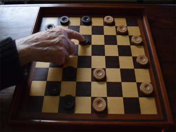 Cách chơi một ván cờ Đam ( Checker)