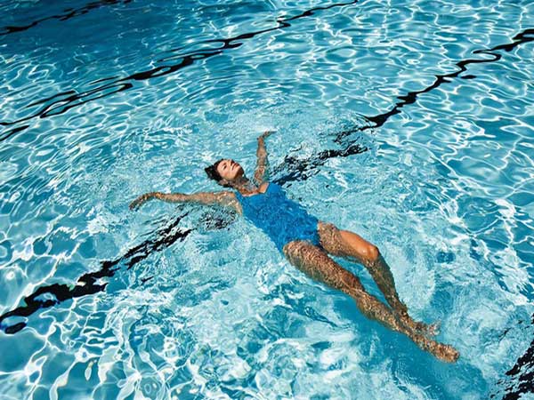 cách nổi trên mặt nước cho người mới học bơi