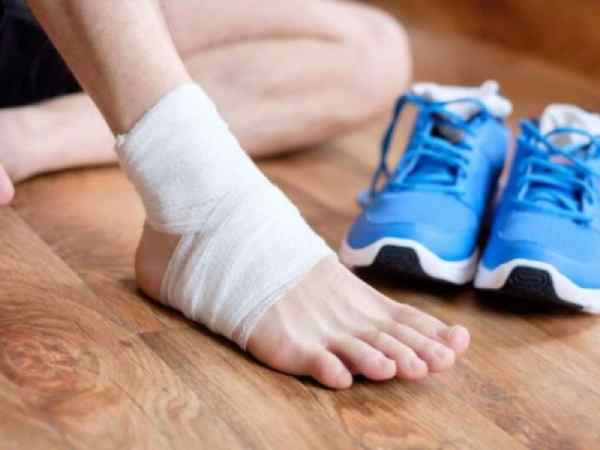 Chấn thương gót chân khi đá bóng: nguyên nhân, cách điều trị