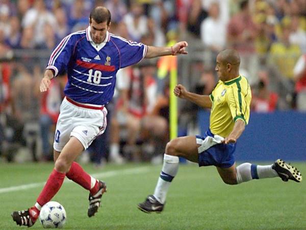 Tiền vệ trung tâm vĩ đại nhất Zinedine Zidane (Pháp)