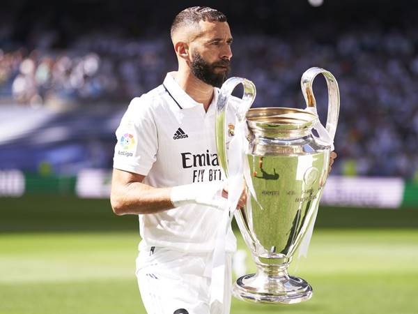 Karim Benzema nâng cúp vô địch C1