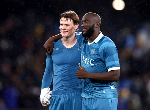 Tin BĐ Ý: Lukaku, McTominay thăng hoa, Napoli áp sát Inter